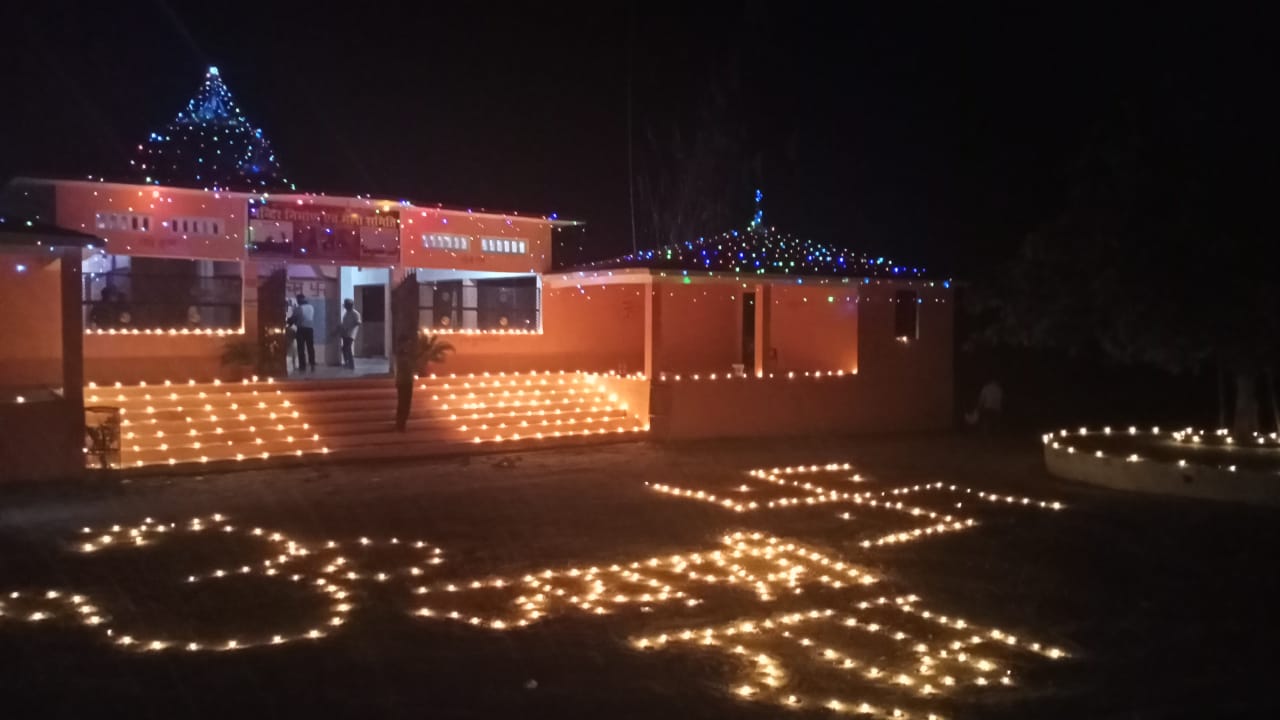 5100 दीपों से जगमगाया बर्रेबोझ हनुमान जी का मंदिर 5100 दीपों से जगमगाया बर्रेबोझ हनुमान जी का मंदिर