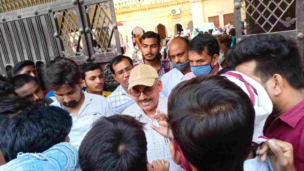 Result घोषित न किये जाने पर छात्रों का हंगामा सौंपा ज्ञापन
