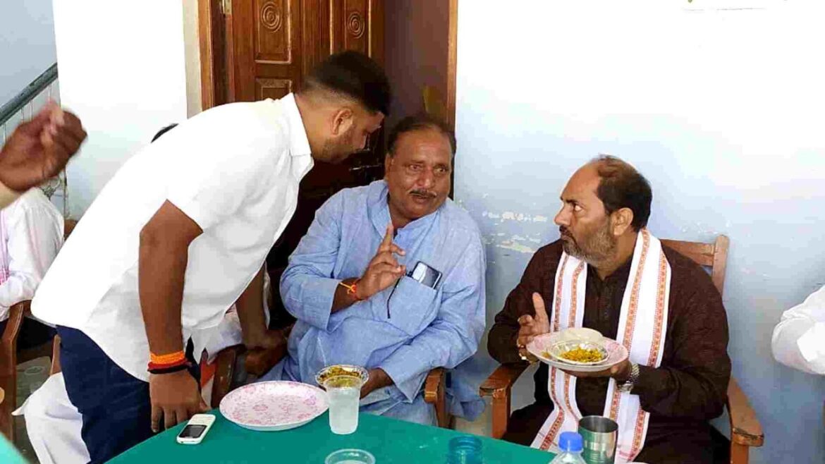 बाराचवर ब्लॉक प्रमुख ब्रजेंद्र सिंह को, जीत की बधाई देने पहुंचे खेल राज्यमंत्री उपेंद्र तिवारी