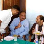 बाराचवर ब्लॉक प्रमुख ब्रजेंद्र सिंह को, जीत की बधाई देने पहुंचे खेल राज्यमंत्री उपेंद्र तिवारी