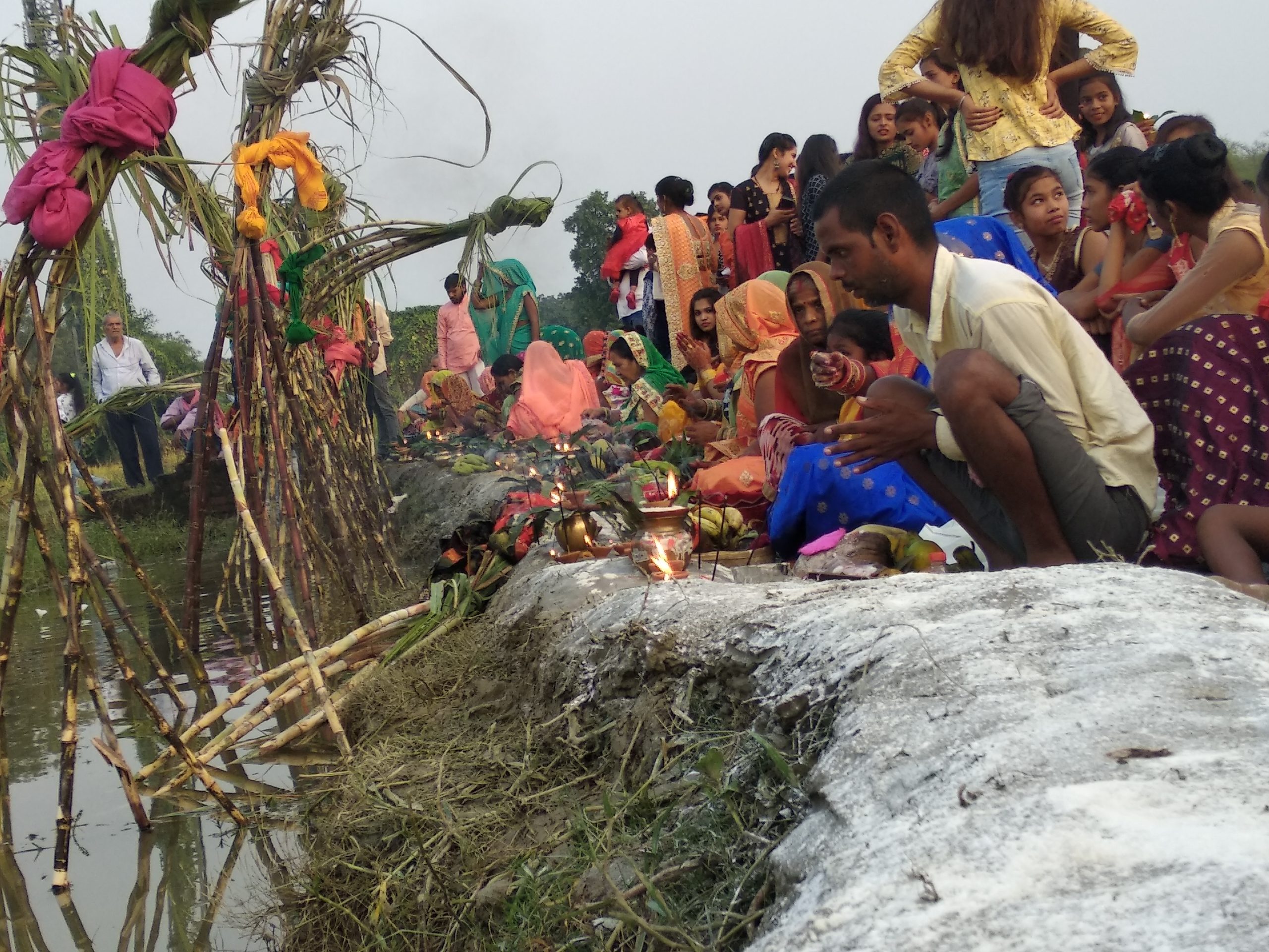 बाराचवर शिव तालाब पर धुमधाम के साथ शुरू हुआ, महापर्व छठ