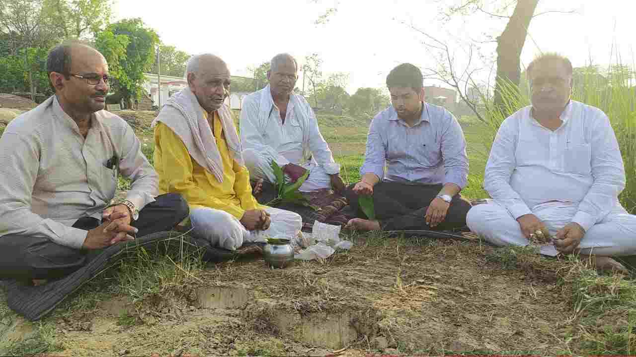 Ghazipur News: बाराचवर में अमृत सरोवर के तहत तालाब के सुंदरीकरण के लिए किया गया भूमि पूजन
