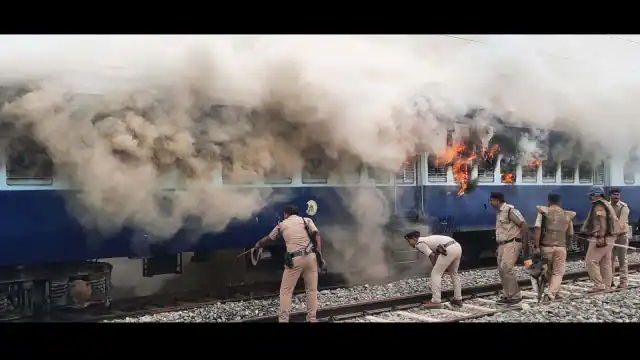 UP on Agneepath: Train blew up in Ballia, police post in Aligarh, ruckus in Varanasi