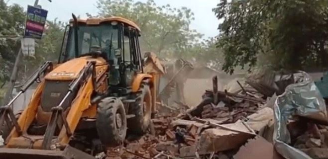 Patna News : पटना में 70 घरों पर चला बुलडोजर, एक दूसरे के घरों को टूटते हुए देख रहे हैं लोग