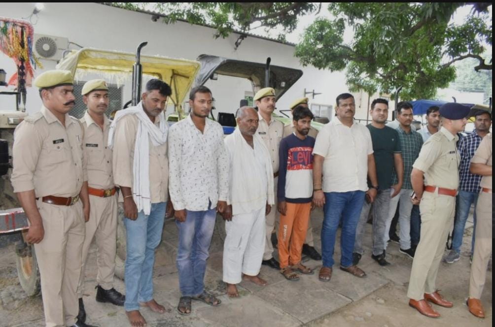 Ghazipur News : गाजीपुर पुलिस को मिली बड़ी कामयाबी, लूट के 11 ट्रैक्टरों के साथ पांच गिरफ्तार