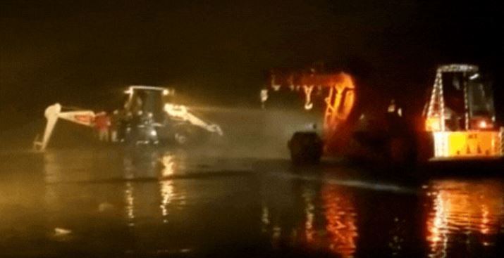 Lucknow News: Big accident in Lucknow, high speed car fell into Gomti river, two missing including woman