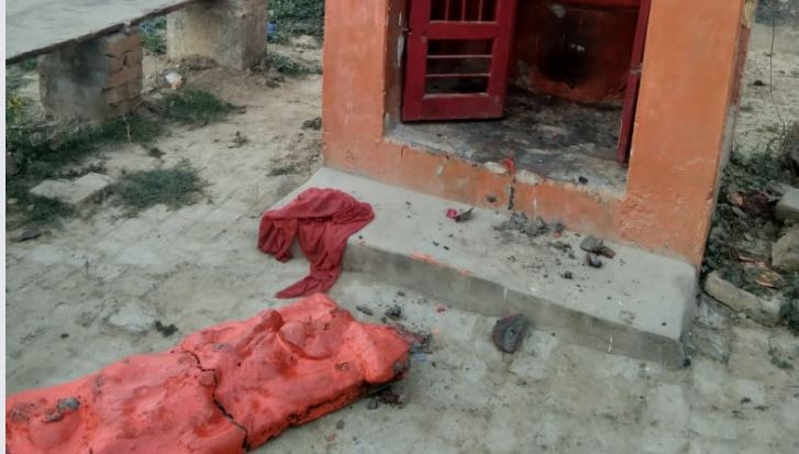 Ghazipur News : असामाजिक तत्वों ने हनुमान जी की मूर्ति तोड़ मंदिर से बाहर फेंका