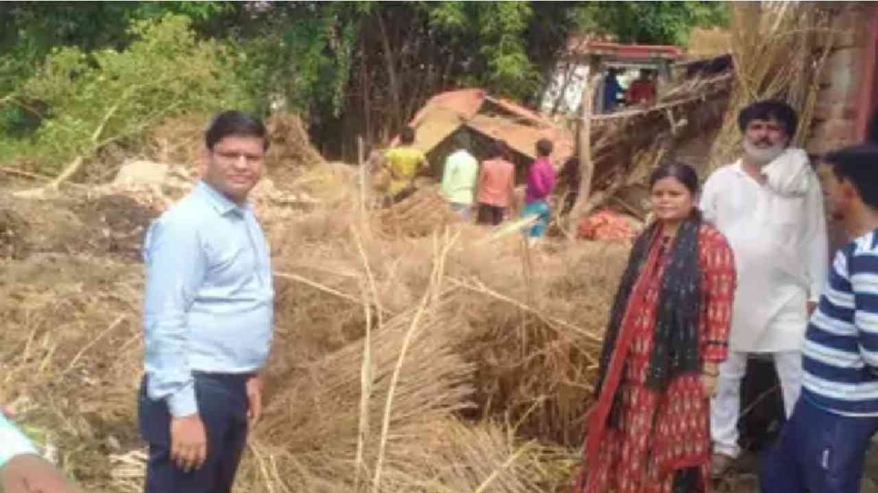 Ghazipur News कासिमाबाद के शेखनपुर गांव में चला बुल्डोजर पोखरी की जमीन से हटाया गया अबैध कब्जा