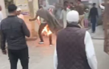 UP News: Hurt by girlfriend's infidelity, young man sets himself on fire in front of police station, creates chaos