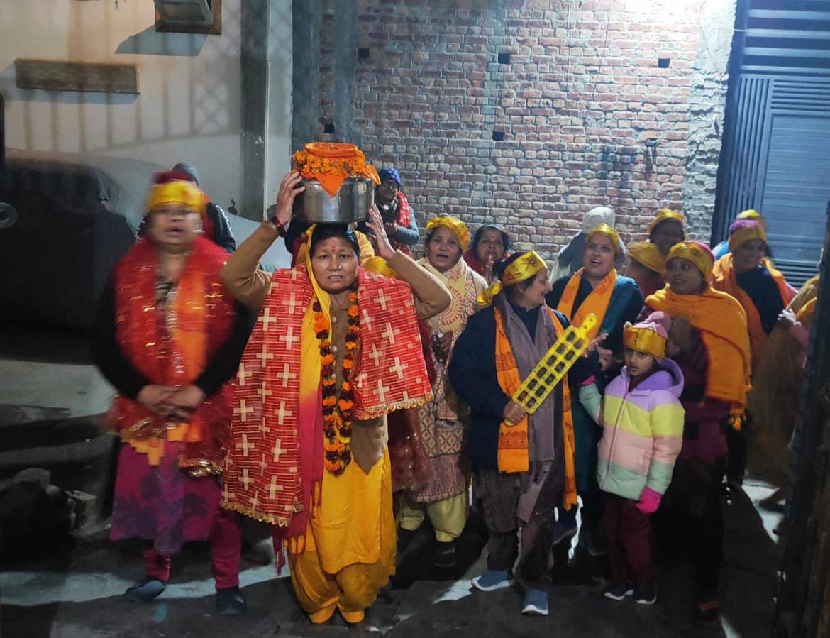 Ayodhya News: Gayatri Gyan Mandir Shakti Peeth distributed 1,000 invitation cards
