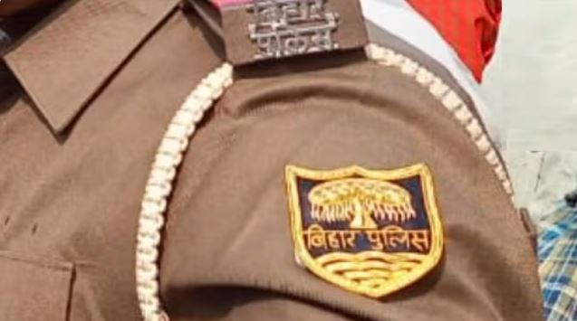 Bihar Crime News: Fake policeman is completing his work in real police station