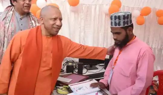 UP News: Muslim youth recited Ram Bhajan, CM Yogi became elated