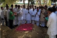 Mukhtar Ansari News: SP leader Dharmendra Yadav offered flowers on the grave of Mukhtar Ansari.