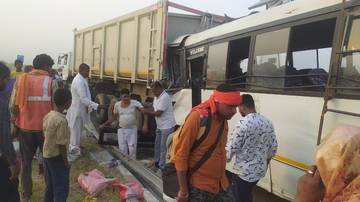 गाजीपुर में बड़ा हादसा, खड़े टिप्पर में टकराई टूरिस्ट बस, ड्राइवर सहित दो की मौत, चाक को झपकी आना बताया जा रहा है कारण