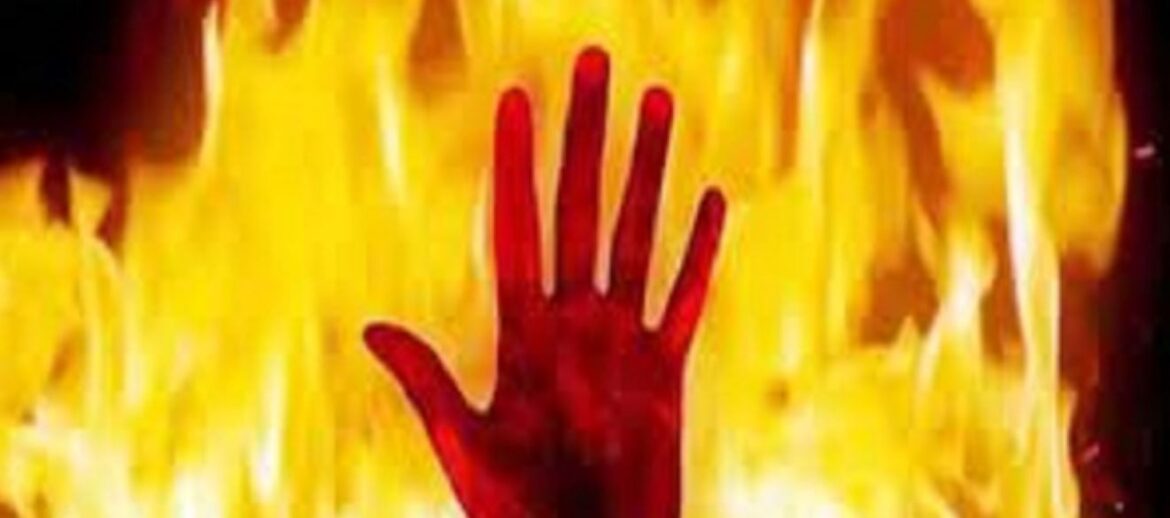 Drunken husband sprinkles petrol and sets wife on fire Drunken husband sprinkles petrol and sets wife on fire