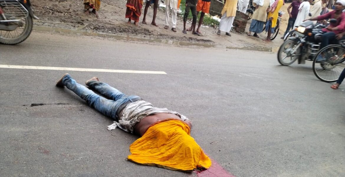 Ghazipur News: बाराचवर देशी शराब के ठेके के पास ट्रक के टक्कर से एक युवक की मौत दुसरा घायल