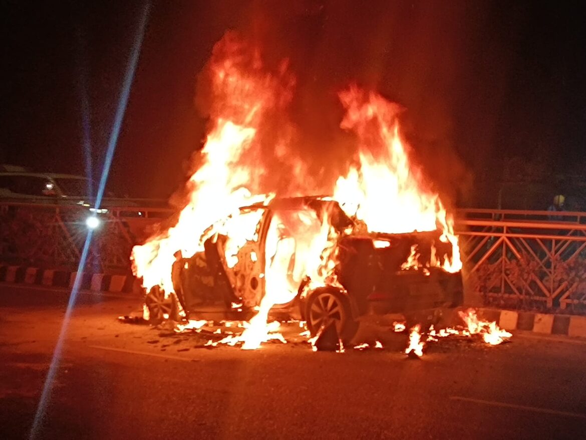 Amritsar News : शादी की खरीदारी कर जा रहा था परिवार, चलती कार को लगी , मिनटों में हो गई राख