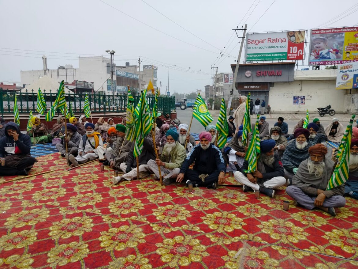 Farmers on the roads in Punjab, people coming to Punjab remained troubled due to closure of rail-bus and markets, stoves not lit in the houses of daily wage laborers.