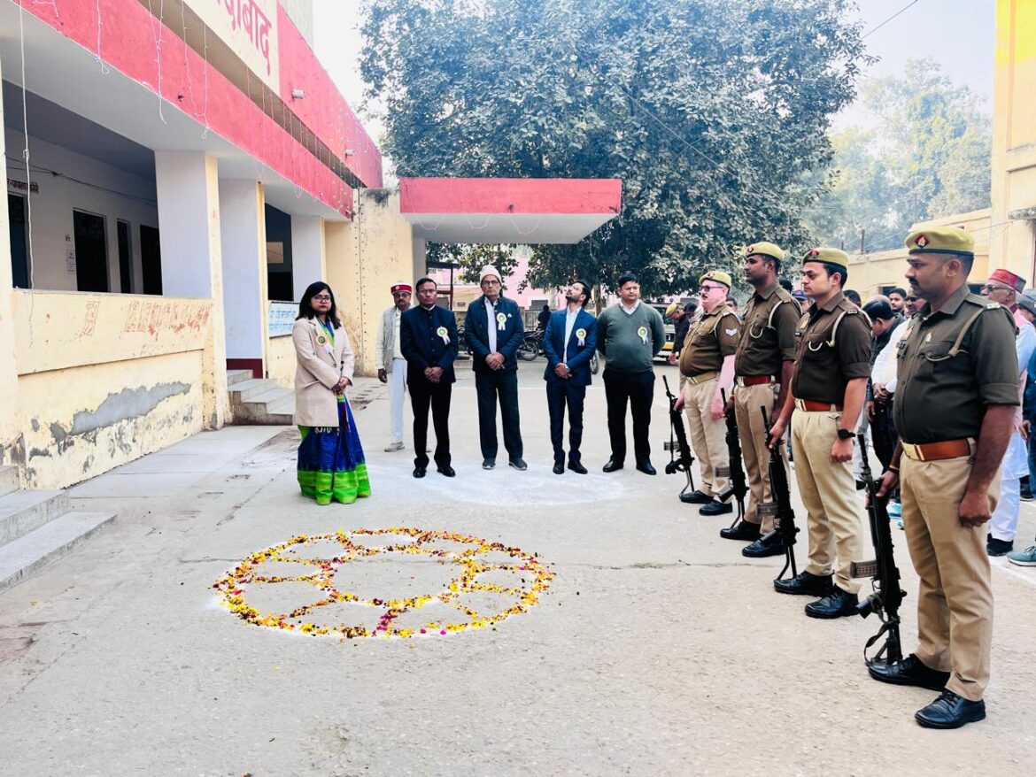 Flag hoisting was done in Sub-Starist Harshita Trimurti Mohammadabad Tehsil premises.