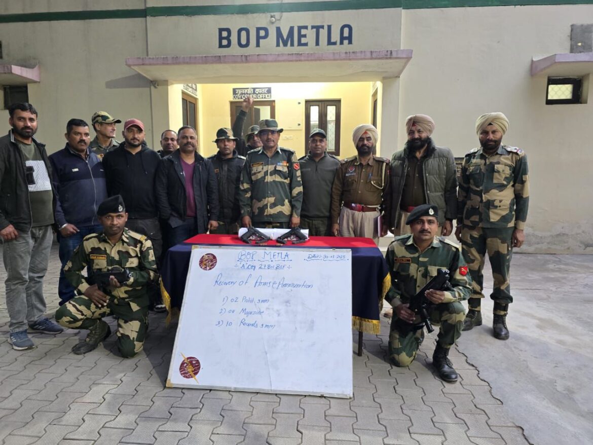 Used to order weapons from Pakistan and supply them in the districts of Punjab, police caught him from the border area. Used to order weapons from Pakistan and supply them in the districts of Punjab, police caught him from the border area.