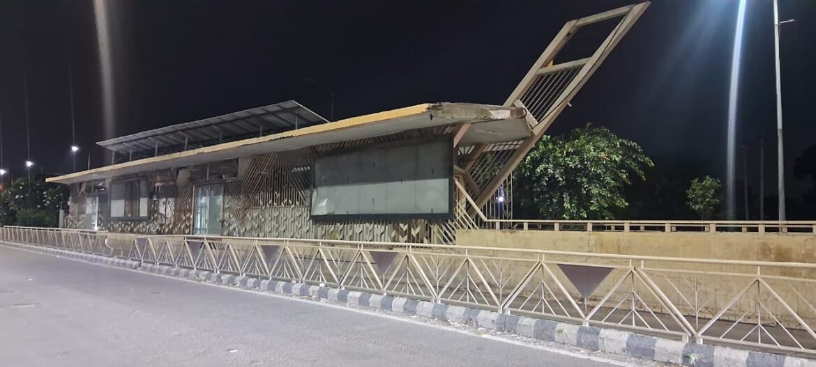 Major accident in Amritsar, passengers sitting on the roof of the bus collided with the roof of BRTS station, three died on the spot.